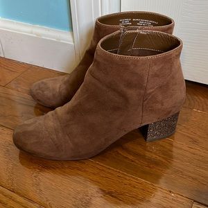 Brown with gold sparkle on the heel!